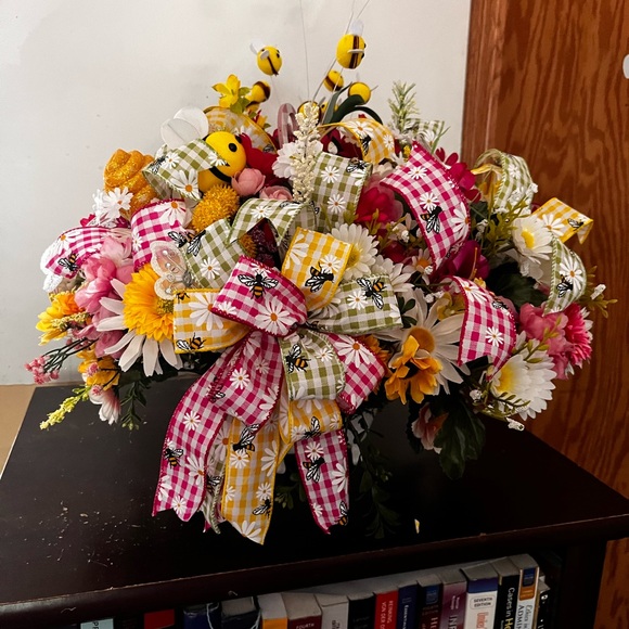 BEAUTIFUL SPRING FLORAL ARRANGEMENT - Picture 5 of 9